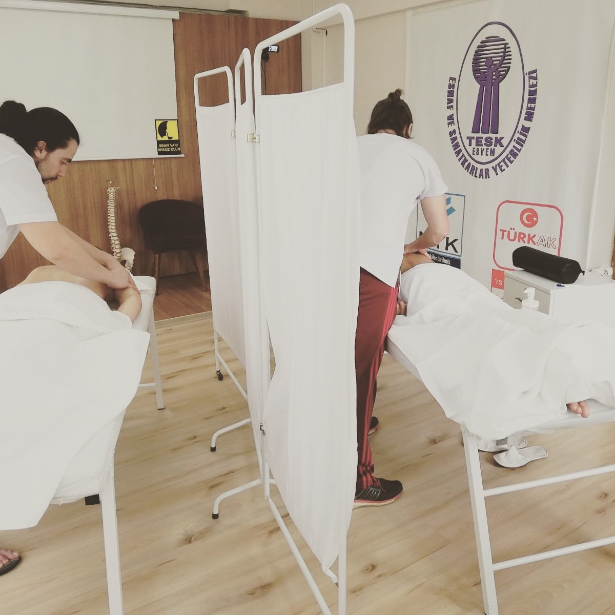 TeskEsyem's tweet photo. TESK ESYEM'in İstanbulda bulunan sınav merkezlerinde  Masaj uygulayıcısı mesleki yeterlilik sınavları devam ediyor. https://t.co/VswGsYFcPK