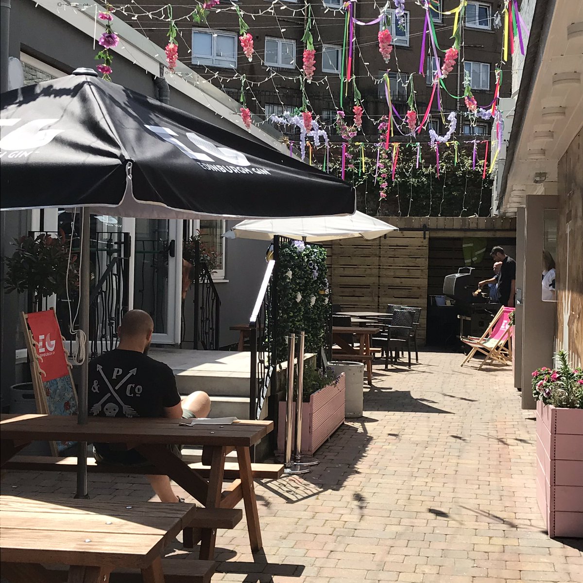 Square_Peg_Gin's tweet photo. We are all set up and ready to go at the exchange courtyard gin festival.

The sun is shining, what better way to spend a Sunday!
 
#gin #scottishgin #scotland #greenock #pinkgin #local #glasgow #dumbarton #craft #festival https://t.co/tcMFnHQ8kl