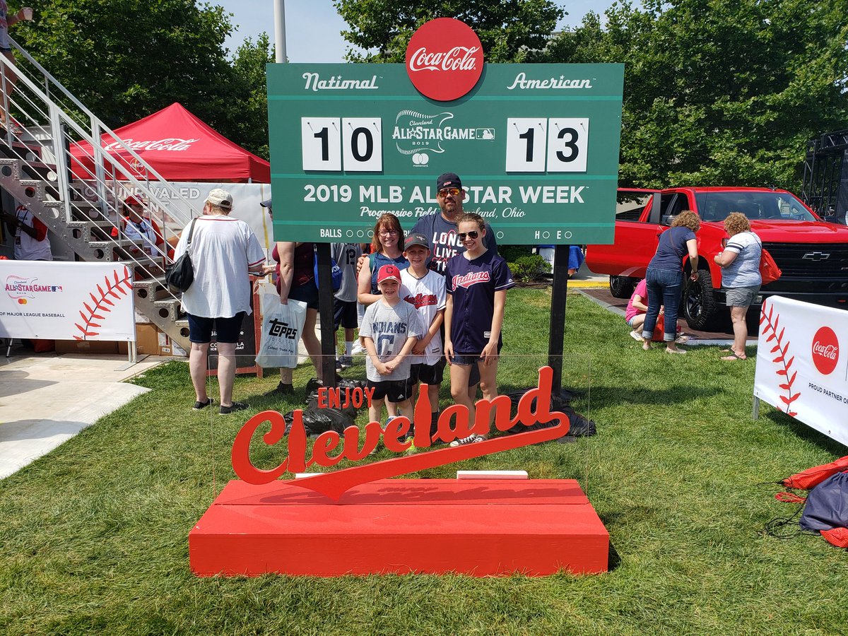 dunninplaid's tweet photo. #servewithacoke. #AllStarGame2019 https://t.co/zzU9mgYsil