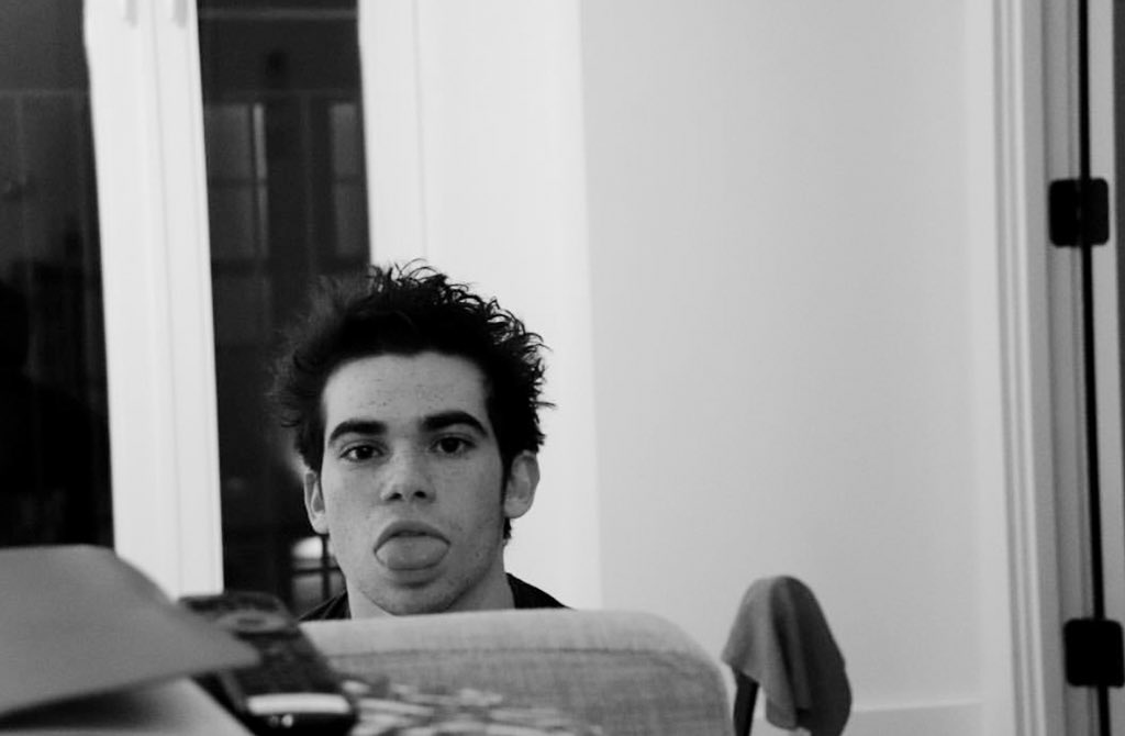 belforharry's tweet photo. No empiecen con su “Ahora resulta que a todas les gustaba “Cameron Boyce” por qué cualquier niña que vio “Jessie” o alguna película de “Descendientes” se enamoro de él, no es “moda” en verdad marcó la infancia de muchas de nosotras con su gran talento y carisma. https://t.co/KMrGy9aQTL