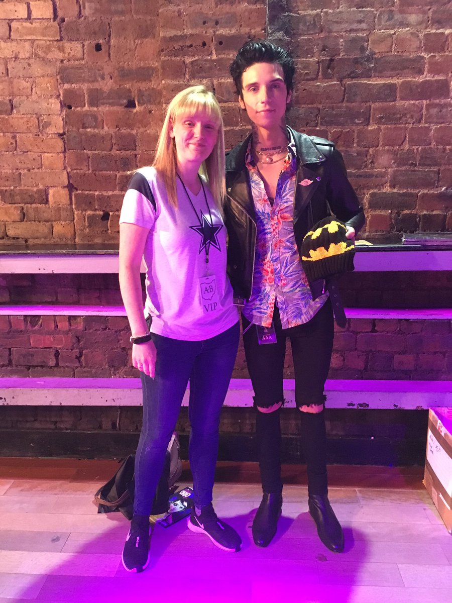 SamPattison's tweet image. Me and @andyblack :) such a sweetheart :) he loved the batman beanie hat I made for him :) 🖤😍🤓 #theghostofohiotour #andyblack #thegarageglasgow