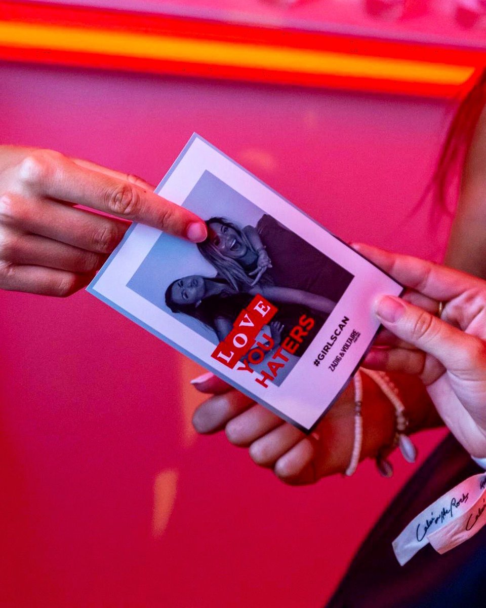 « Girls Can Say Anything », @zadigetvoltaire vous invite à venir vous exprimer librement &amp; à vous faire tirer le portrait, dans sa caravane. 

📷 Simon Bonsirven / Wasabi Artwork
#zadigetvoltaireontherocks #girlscan #icansayanything