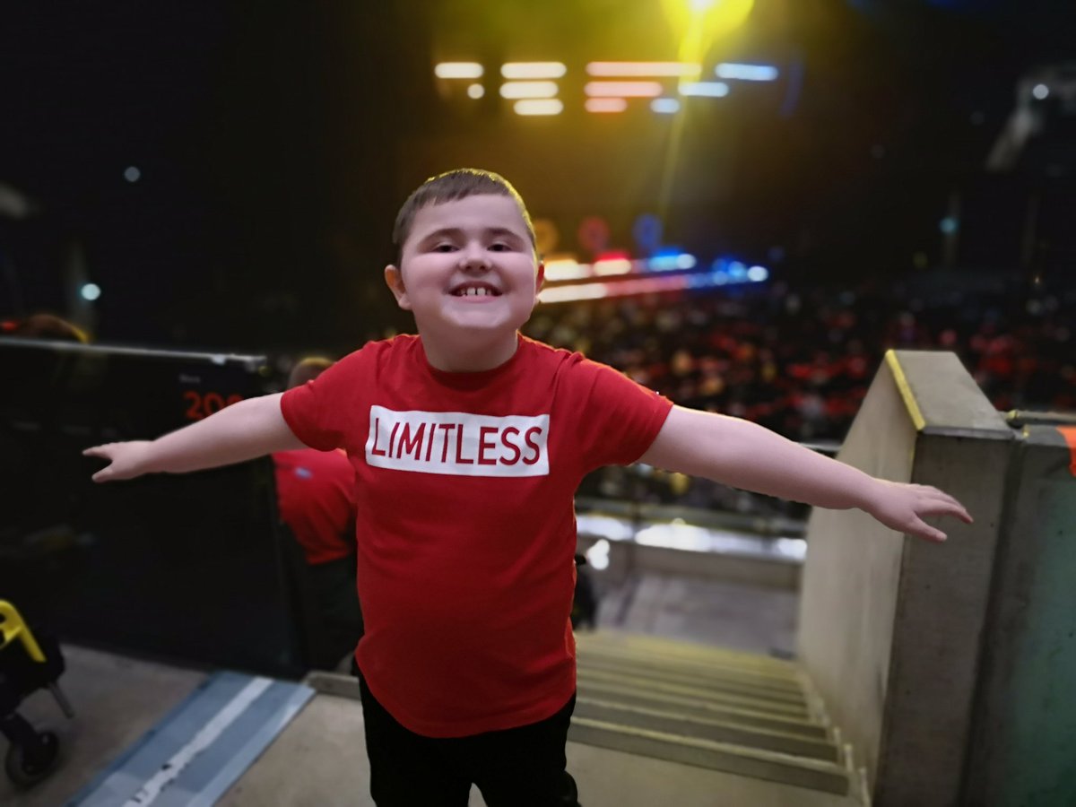 ruchillbhoy79's tweet photo. Took my son to see @dantdm and #dantdmthecontest at @TheSSEHydro 👌♿
Wee man loved it and our section, #talonian tribe, won 👍❤️
Brilliant night for the wee man.
Great show 👍🤖 #melbot https://t.co/ESFlTF5Ctk
