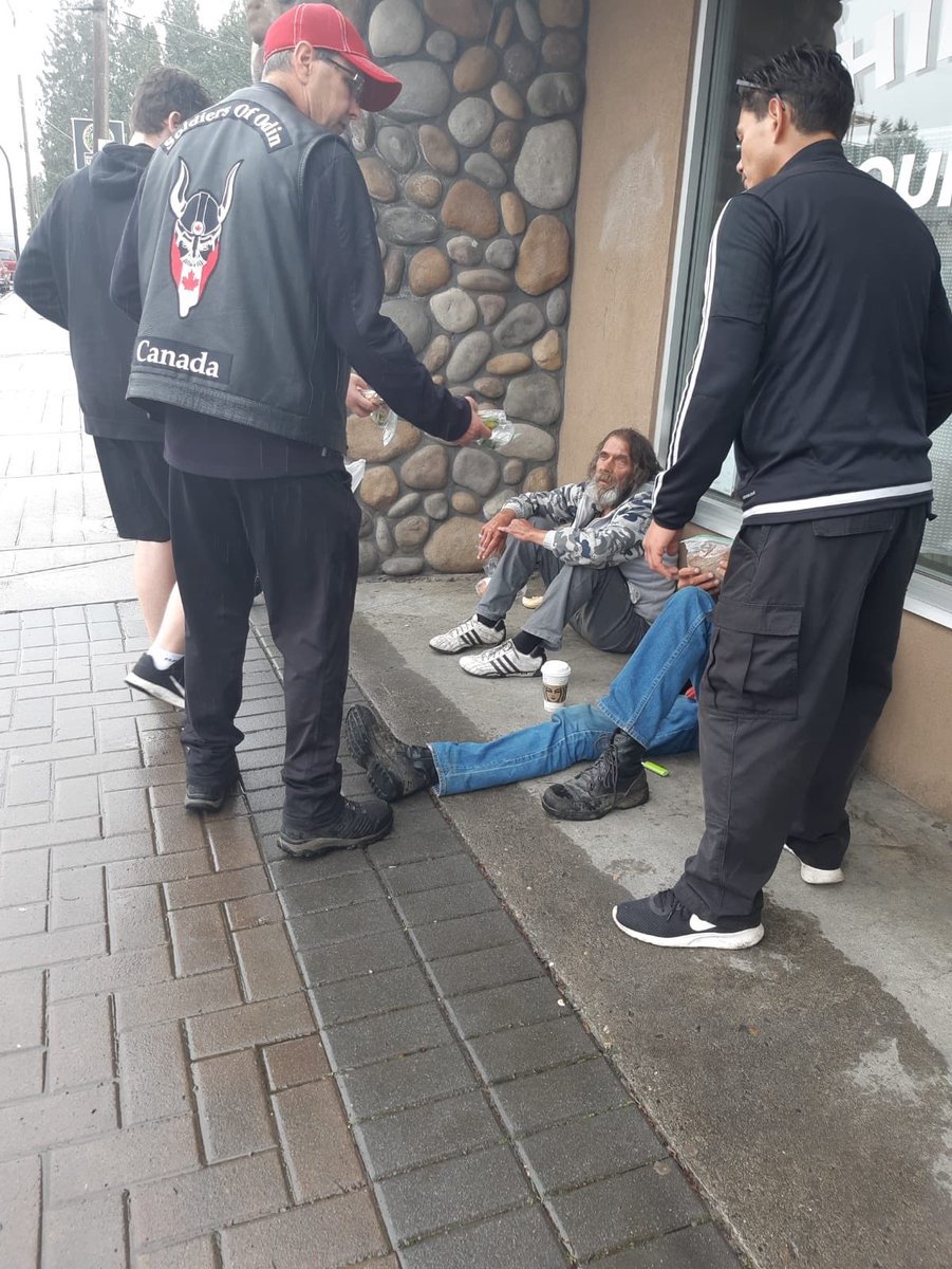 cletusSOO1's tweet photo. FVSOO handing out sandwiches today #SoldiersofOdin #soldiersofodincanada #joinyourlocalsoldiersofodin #communitysupport https://t.co/kwPisPDlAC