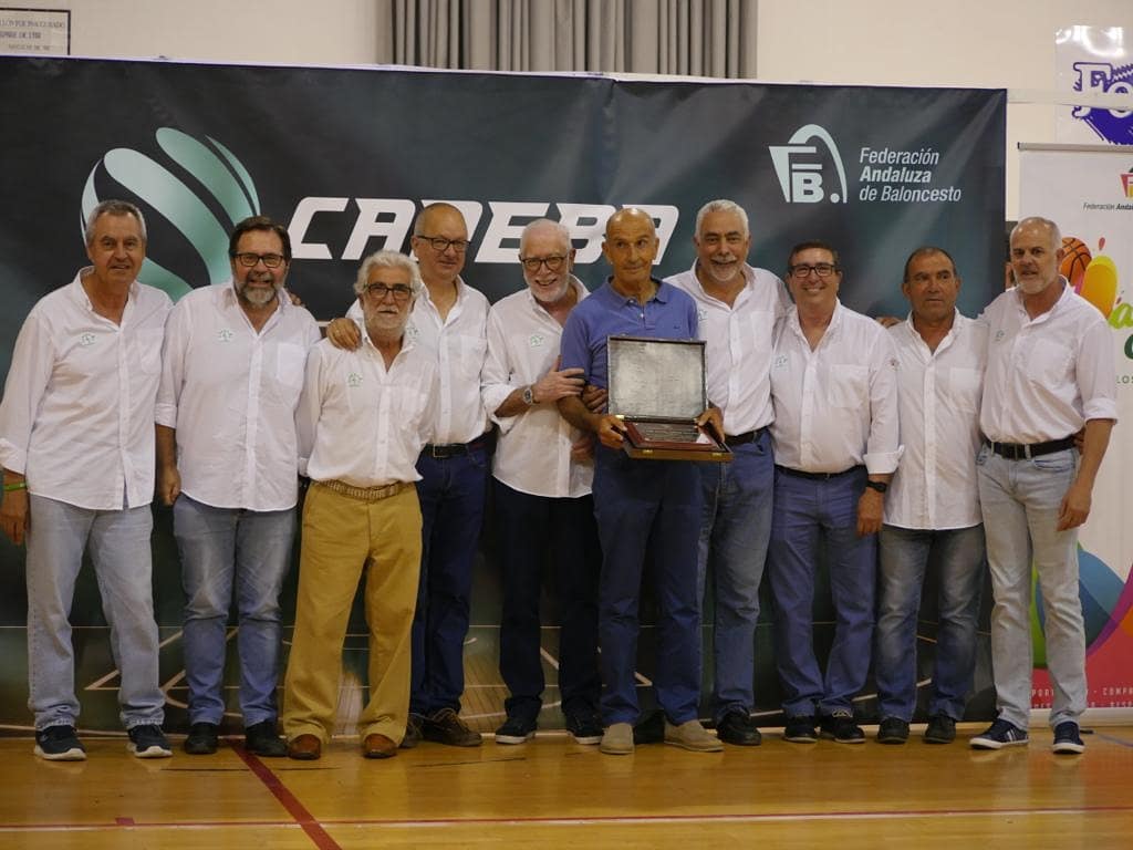 adesa80balonces's tweet photo. Termina un nuevo Cto. #CADEBAMF19 y la @andaluzabaloncesto rinde homenaje a FIFA, reconociendo su gran labor e implicación en estos 20 años d Ctos. Nuestro Club se une a la felicitación. Gracias x ese bonito detalle. @fab.cadiz
@fundunicaja con adesa80 #sentimientoverdiblanco https://t.co/BGDTxYLk1b