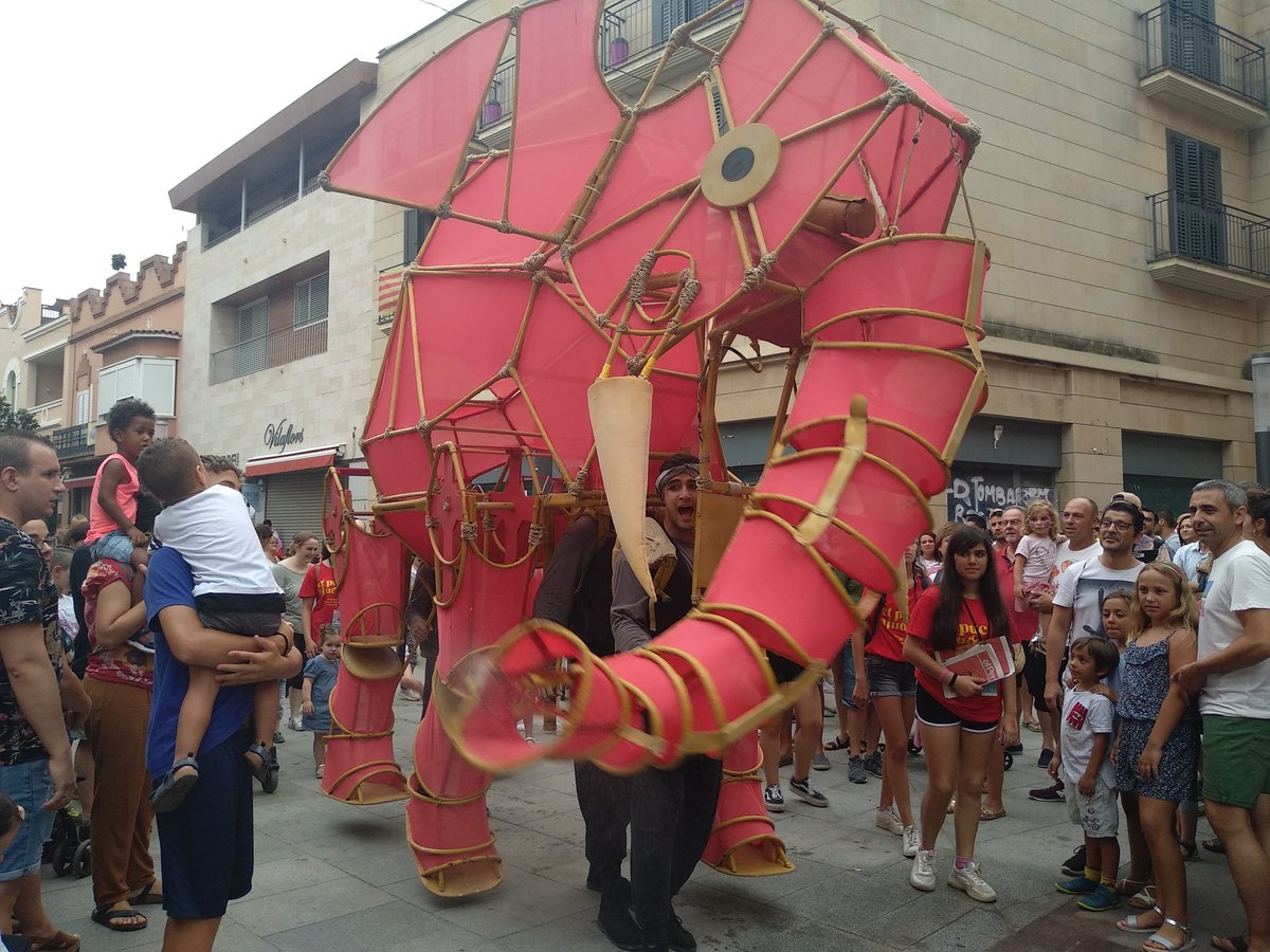 El nostre parent 'Hathi' també tira aigua! 😝 💦💧

Esperem que t'hagis sentit molt a gust a #Viladecans 😍 Fins aviat! 

 #AlCarrer2019 <a href="/Titelleslleida/">Titelles Lleida</a>