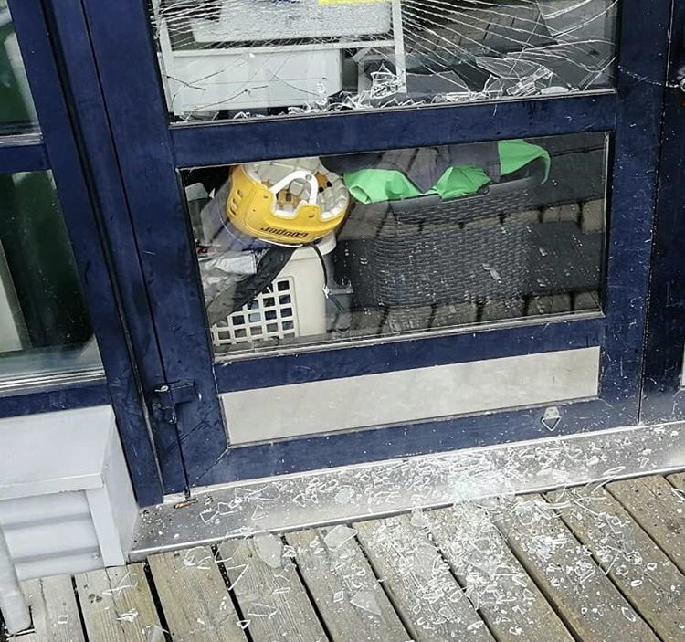 Kotikenttämme on joutunut ilkivallan kohteeksi.
Miksi kukaan tekee tällaista? Turhautuneisuuden ja pahan olon purkamiseen löytyy varmasti parempiakin keinoja.
instagram.com/p/BznsM8SHsg-/…