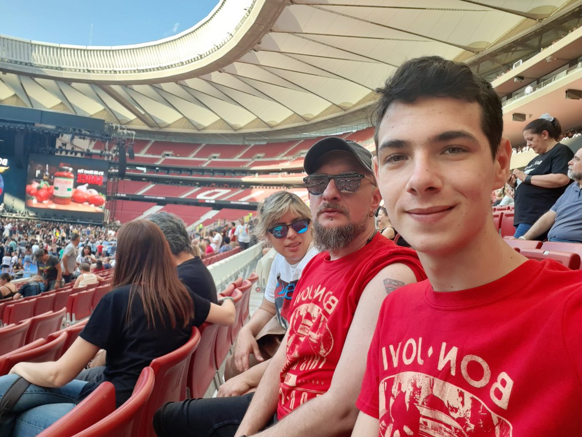 Gimenaa's tweet photo. Una vez más vamos a ver  a @BonJovi. #BonJovi #bonjoviMemories https://t.co/Fxvc9Va2D1