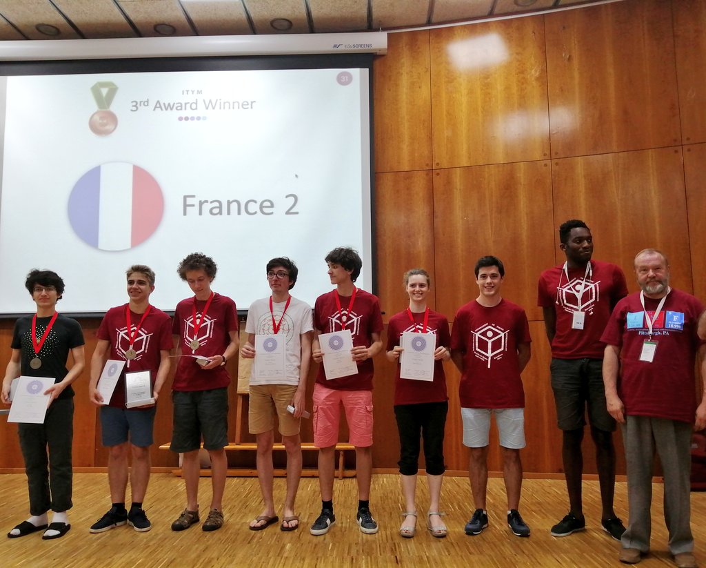 TFJM2's tweet photo. L'équipe France 2 🇫🇷 obtient un 3e prix pour la 6e place dans la compétition. Bravo 👏👏👏 #ITYM2019 https://t.co/axuaCuAy0B