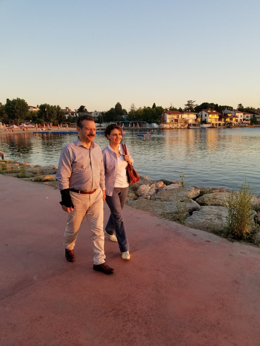 ValiAKSOY's tweet photo. Hülya hanım ile birlikte Darıca sahilinde yürüyüş yaptık. https://t.co/7ZEzLo3OiE