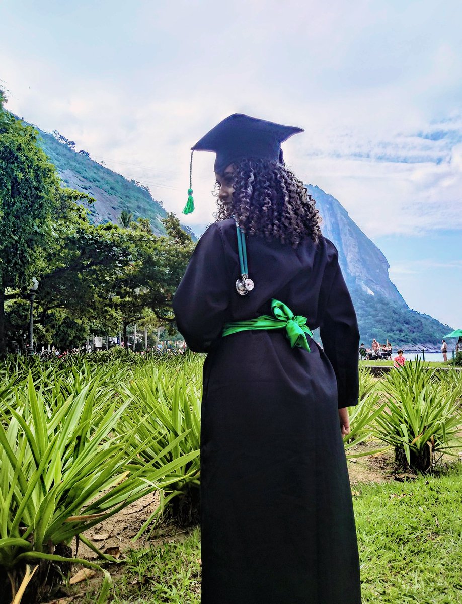 Jaquuegomees's tweet photo. Não é sobre chegar no topo do mundo e saber que venceu,é sobre escalar e sentir que o caminho te fortaleceu.🎶 #enfimformada #tecdeenfermagem #vemcoren 👩⚕️👩🎓😍 https://t.co/x12JAtbJI1