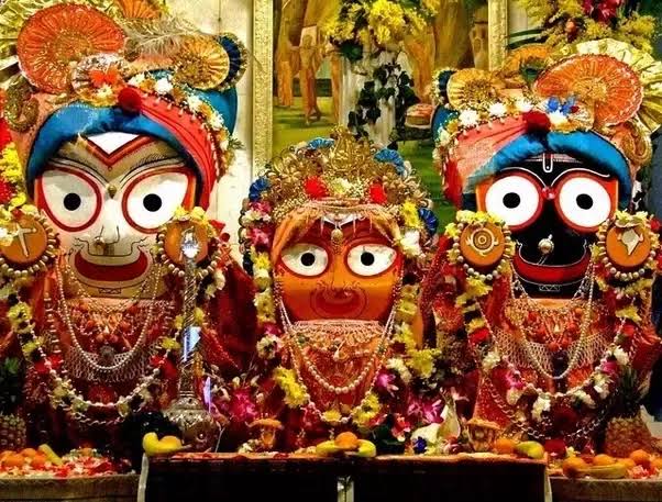 This delay gives an opportunity for the thousands of devotees to have darshan of the Deities at a time which otherwise would not have been possible in the precincts of the temple. Probably it is the Lord’s way of conveying that all mortals are alike in his eyes.