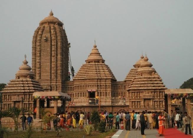 The journey ends at the Gundicha mandir where the idols of the deities are dismounted from the chariots and taken inside. After a week, the deities are returned back on chariots to their original abode, the Jagannath temple.