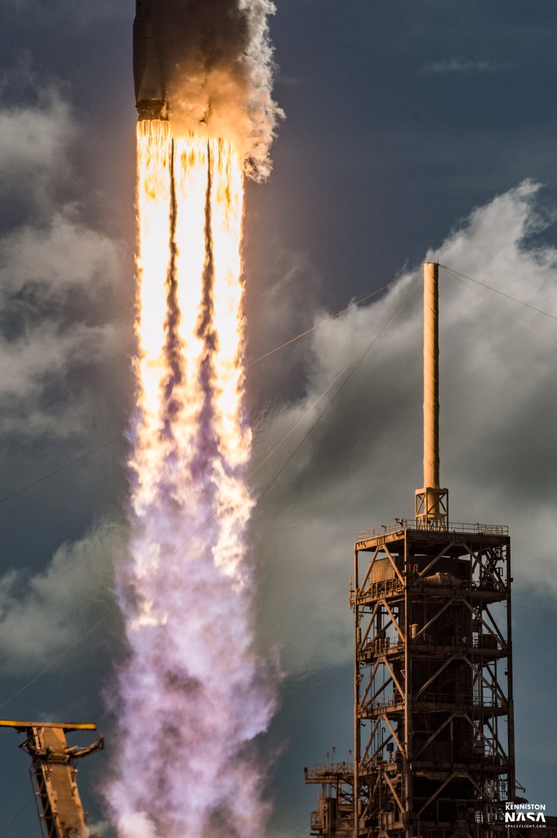 TheFavoritist's tweet photo. Here's an interesting comparison of my Falcon Heavy engine shots! I've taken five so far with three working exactly as intended. The other two from Arabsat-6A (only one pictured here) were horrible, abysmal, out of focus failures.

Remember kids, failure is always an option. https://t.co/LGwD8ItIba