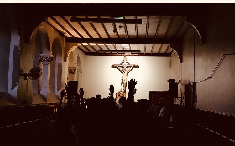 UKDivine's tweet photo. Praise the Lord!!!
During the Malayalam night vigil on Friday, the cross really caught the focus.
#divineretreatcentre #divineuk #ramsgate #personalprayer #nightvigil #preciousbloodofjesus #familythatpraystogetherstaystogether #jesus❤️🙏 #solideogloria https://t.co/vT43KLOQpj