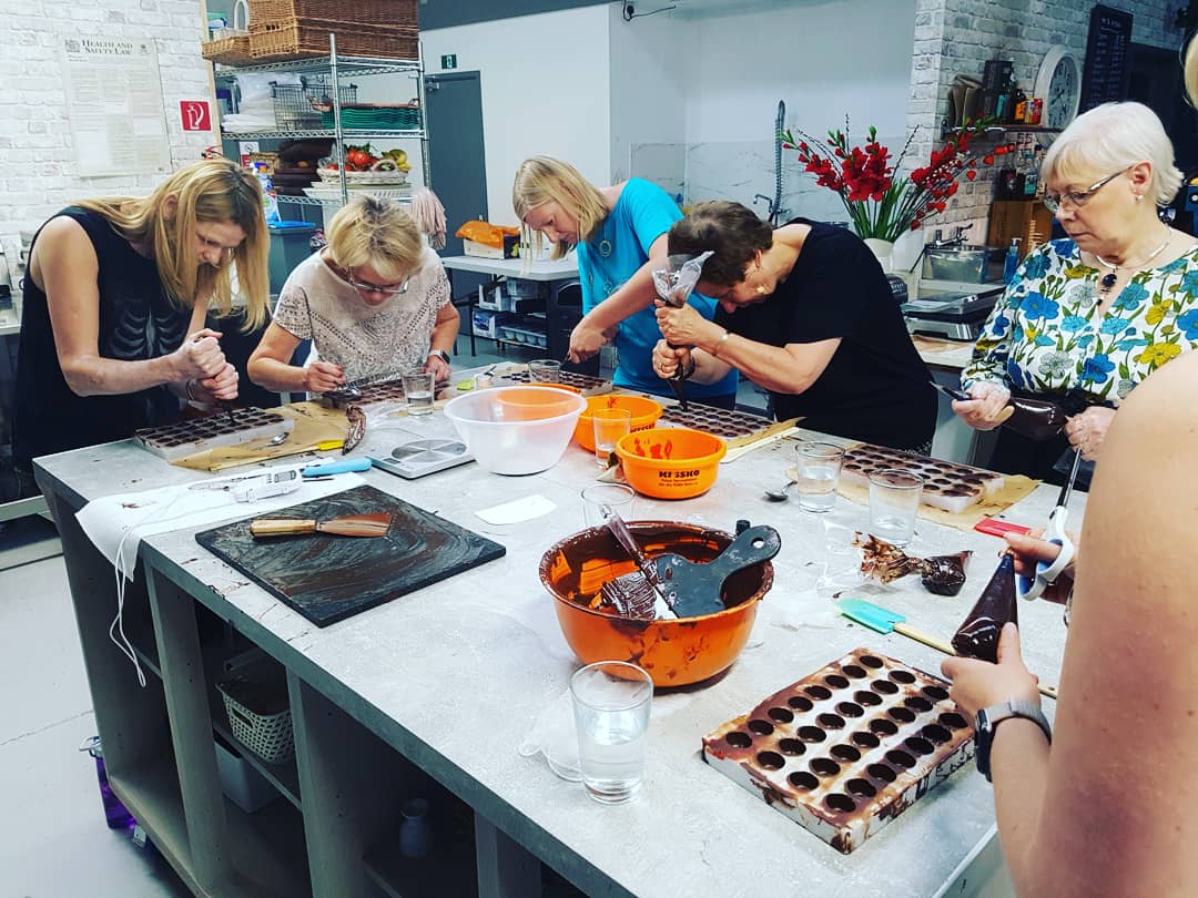CocoaBens's tweet photo. Happy World Chocolate Day!! 🍫⁣
⁣
Loved this workshop at @mrsbkitchen on Friday, sharing my love for everything chocolate with the local community! ⁣
⁣
The next workshop is on the 23rd August, get in touch if you'd like to learn my secrets. 😉⁣

#WorldChocolateDay

⁣ https://t.co/rvTf6oyfZJ