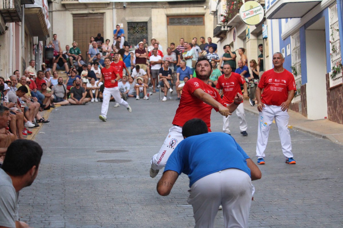 fedpival's tweet photo. Orba guanya a Benimagrell la final de 2ª del Trofeu Diputació d´Alacant de llargues al carrer Major de Relleu. La qualitat dels jugadors de la Marina Alta ha decidit la gran final, per tancar un gran fi de setmana de Joc a Ratlles! https://t.co/0UlFuzARTt
