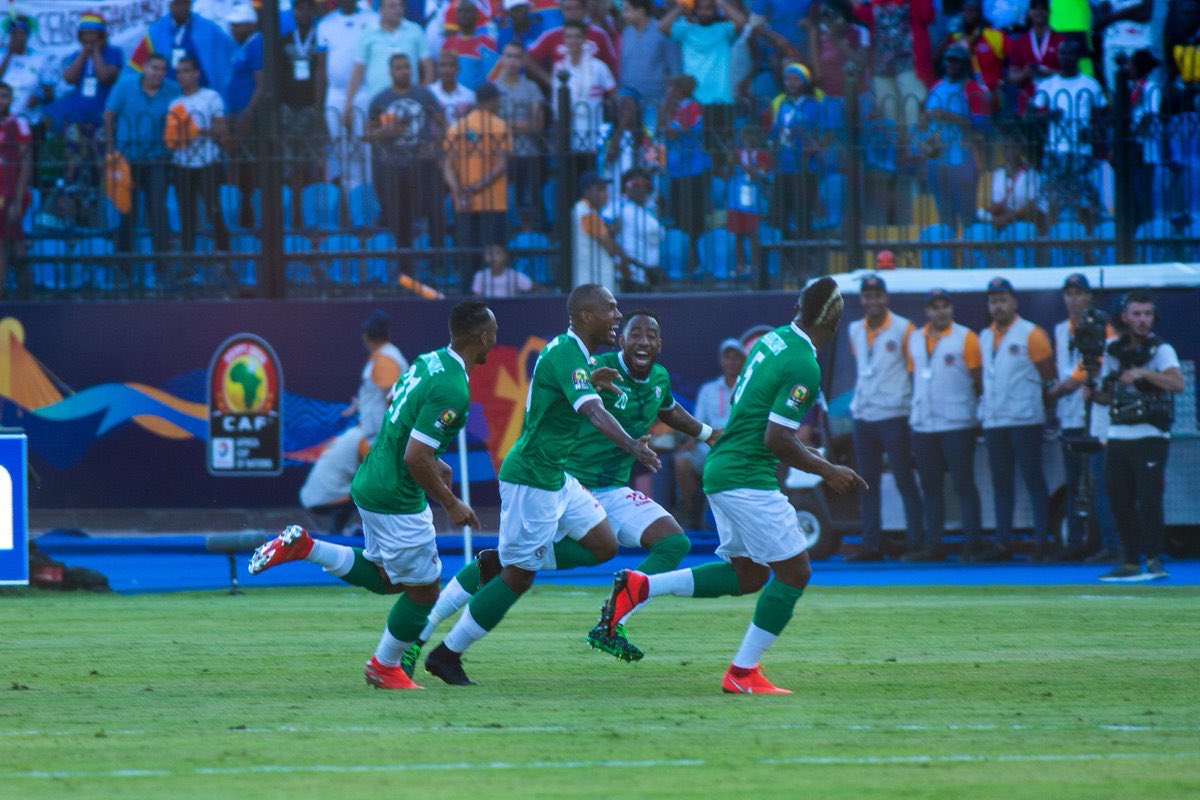 lnstantFoot's tweet photo. #CAN2019 | #MADRDC

TERMINÉ !! 

HISTORIQUE !!!! Pour sa première participation à la CAN 2019, le Madagascar se qualifie pour les quarts de finale en se payant le luxe d’éliminer la RDC !

Victoire 4-2 aux Tirs aux buts après un 2-2 au terme des prolongations !!

#AlefaBarea 🇲🇬🔥 https://t.co/KpoPvXtj0F