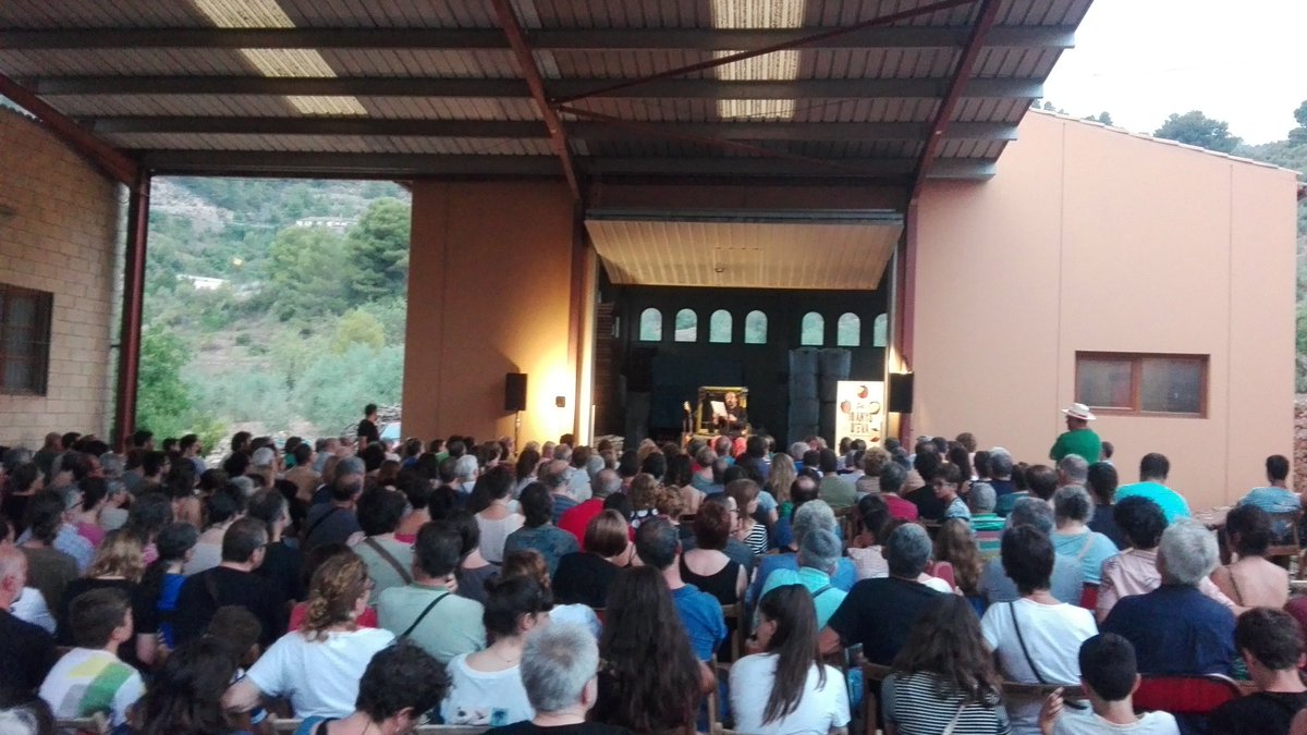 EVAEnVeuAlta's tweet photo. Després d'aquesta immensa bogeria, ara sí, @RogerMasOficial clou la 10a edició de #EvaPradell! Gràcies públic per no ser només espectadors, gràcies infinites gent de Pradell, equip Eva i gràcies a Cal Trilles per aquest magnífic espai a cobert improvisat a corre cuita! 🙌🙌🍎 https://t.co/200DAj4oTl