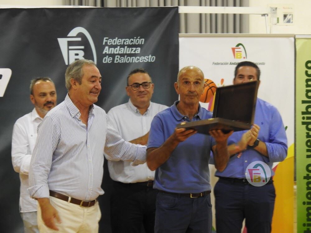 fabcadiz's tweet photo. 🏆 #CADEBAMF19 ⛹🏻♀️ Memorial “Rafael Rojano”, felicitar a Fifa por este merecido reconocimiento por su dedicación y colaboración en los Ctos de Andalucia Mini (1999-2019) https://t.co/gfAYXykUrV