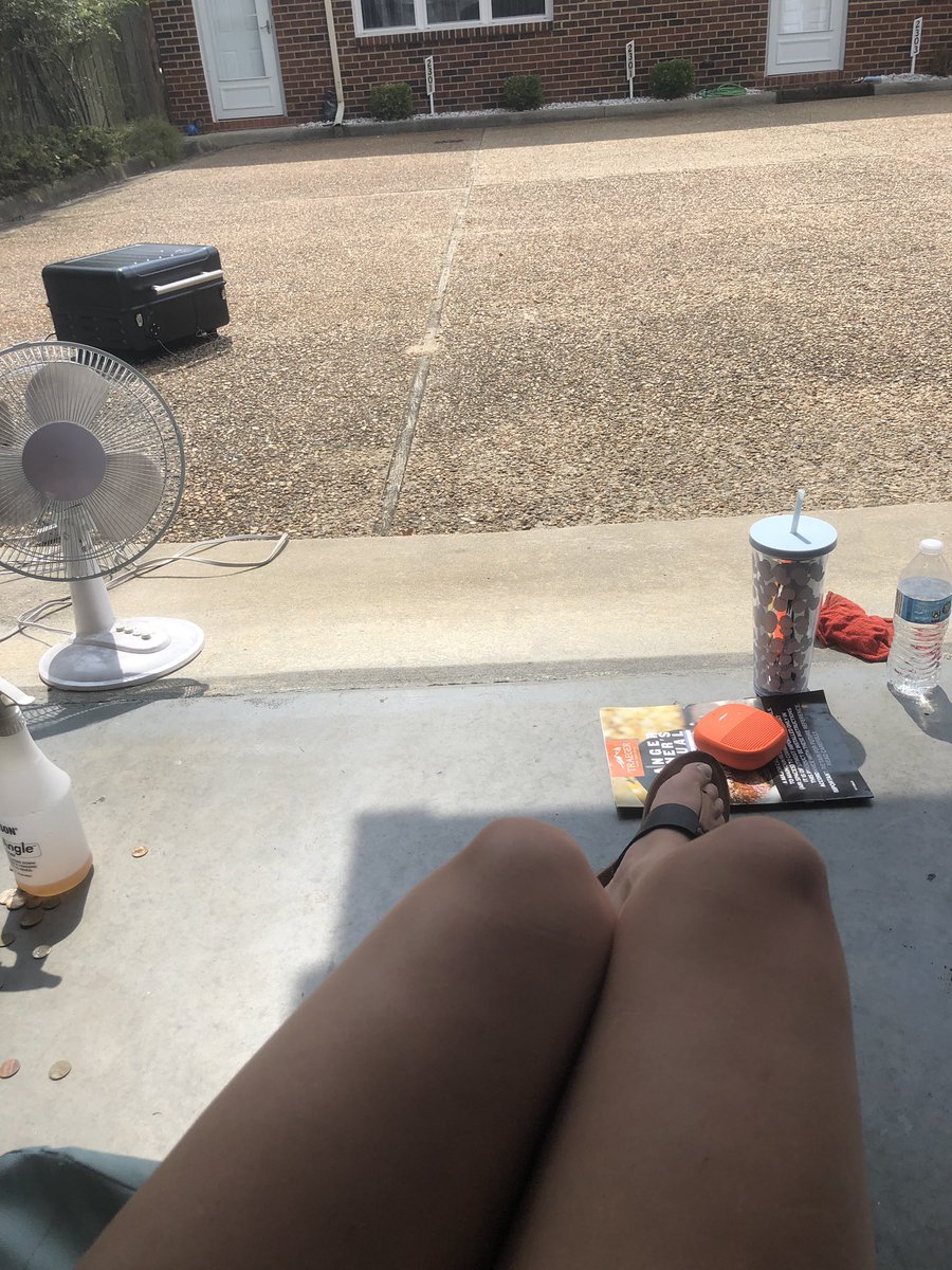 terradactlerarr's tweet photo. It’s so warm today in Virginia Beach I’ve moved significantly further away from the smoker than where I started  😂 #traeger #traegernation #pulledpork #pork #porkbutt #smoker #SundayFunday #mimosa https://t.co/kjs7J7mDmK