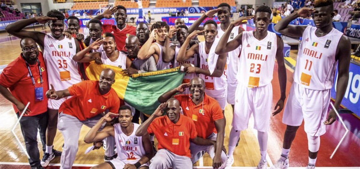 Esa medalla de plata en el Mundial U19 de estos muchachos debe ser la historia más importante de este torneo y seguro serán recibidos como héroes nacionales en un país sumergido en la pobreza y guerra.
Que lindo es el basketball!!!