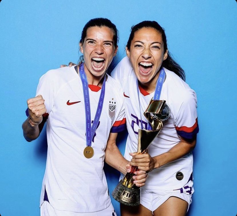 januarywarren's tweet photo. MY MOMS WON MY MOMS WON #USWNT https://t.co/FHwDx7CkCA