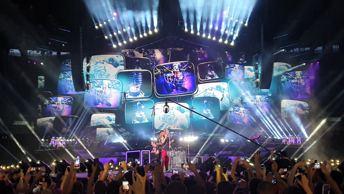 Anthoobouino's tweet photo. #MUSE #MuseParis #stadedefrance @StadeFrance @museband https://t.co/5qCjblgFIO