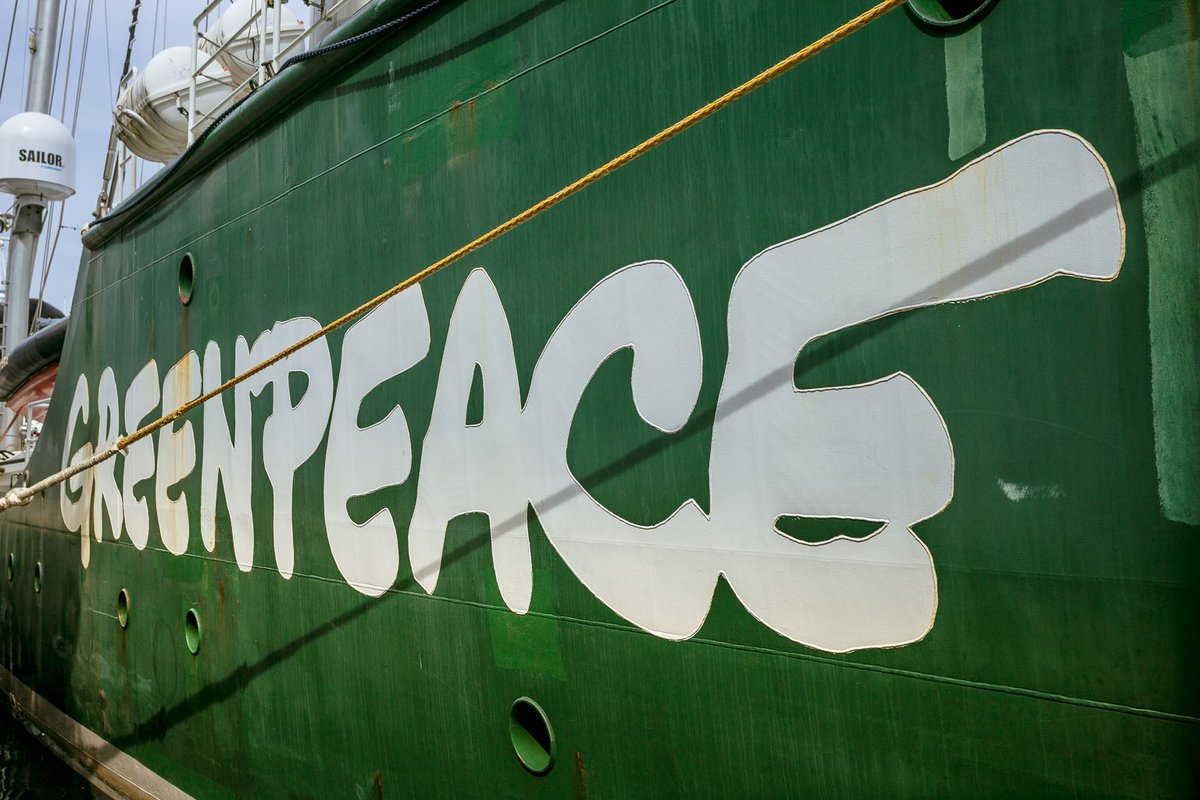 sergicosta's tweet photo. El #RainbowWarrior III, el vaixell insignia de #Greenpeace, ha estat aquest cap de setmana a  #Barcelona per recordar-nos que estem vivint una emergència climàtica. #climateemergency #enmarxapelclima #changetheenergynottheclimate #enmarchaporelclima #unitedforclimate #openboat 🌍 https://t.co/fk7v5P7PCp