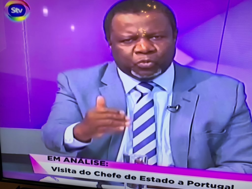 adriano_nuvunga's tweet photo. Sou professor de ciência política há alguns anos, mas nunca tinha visto isto. Lutero #Simango do #MDM está a pontapear os livros de ciência política sobre o papel da #oposicao para a #democracia e política. Este homem não sabe o que é ser líder duma #bancada da #oposicao. https://t.co/OeGvGgtBPD