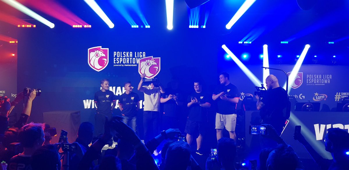Dziukens's tweet photo. Prawa strona sceny > Lewa strona sceny #PLES5 https://t.co/gR6zbRH2Vu