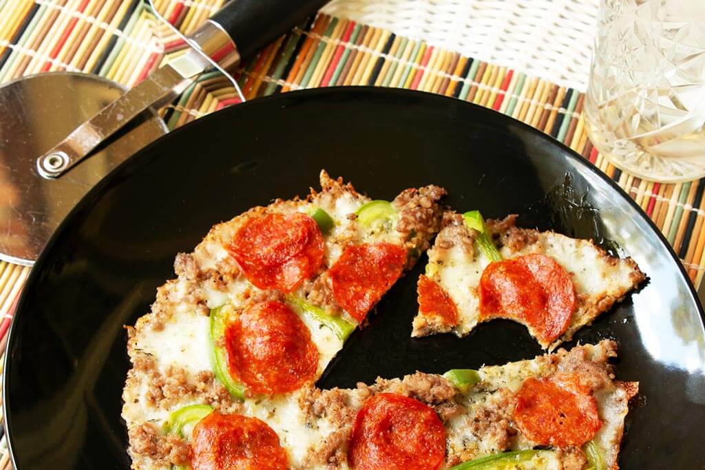 Keto Skillet Pizza Recipe #keto #ketorecipes #ketogenicdiet #recipes #pizza #ketofriendly #ketofriendlylife #diet #dietfoods #dietrecipes #weightloss #healtyfoods bit.ly/2LFob6o