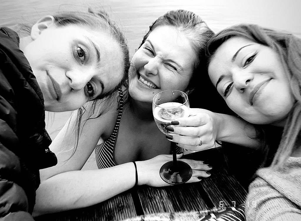 Princess_Olaf's tweet photo. 🖤🖤🖤 what a great weekend! Love my girls so much! 🥂 #cincin #friendsie #summervibes https://t.co/SjCwdhdVu0