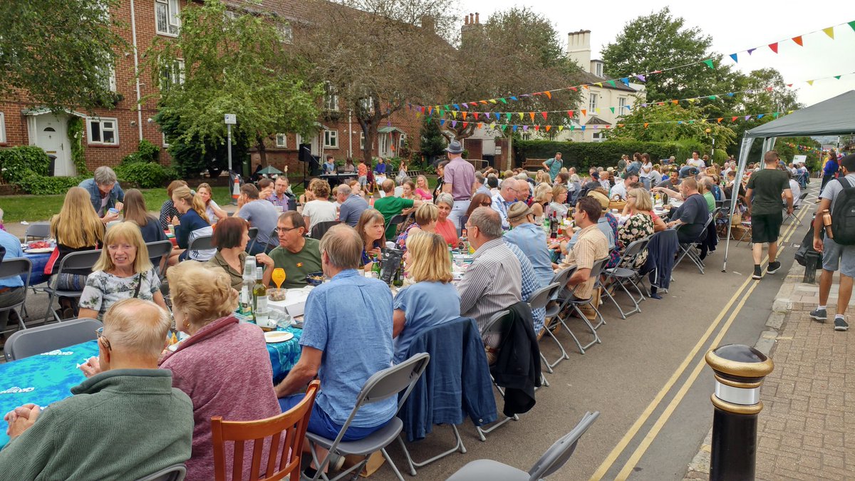 ExeCityFutures's tweet image. Great finale to #MagdalenRoad's #WellFest today with a buy or #bringyourown supper community dinner in the middle of the #CarFree road! 

Amazing to see what can be achieved and the fun that can be had if you take away the cars! #ExeterCan #EveryonesExeter