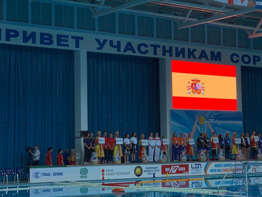 Ciudad_Alcorcon's tweet photo. #Alcorcon #waterpolo #alcorconerosporelmundo @AytoAlcorcon @AlcorconDeporte
Ceremonia del Campeonato de Europa.  Giorgia Gallinato Raffaele @giorgiawp3 , @Ciudad_Alcorcon abanderada de España @RFEN_directo .
¡Vamos Alcorcón ¡Enhorabuena!
 Mañana 14:30 partido Serbia Vamos🇪🇸🇪🇸 https://t.co/o6m6Le7ZC0