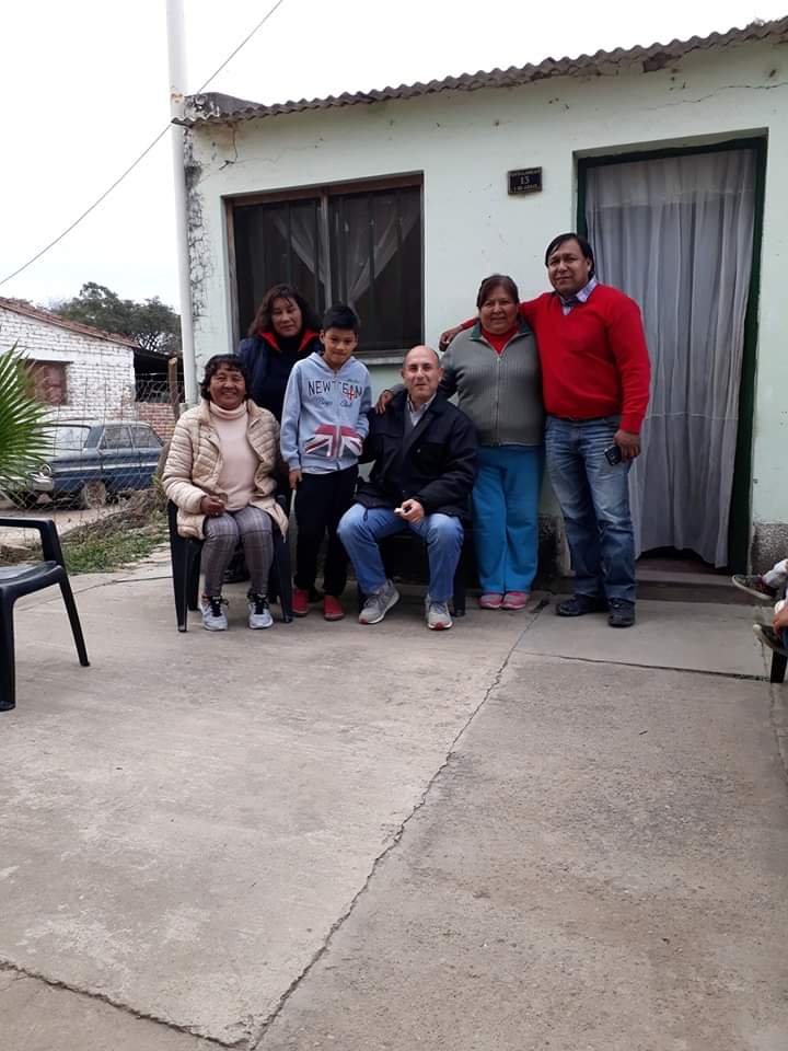 Visitando a los queridos vecinos de El Bordo y llevando la bolsa de Harina prometida para la rifa del San Cayetano. Una hermosa tarde vivida por el gran afecto que recibimos. Gracias a la Comisión directiva del San Cayetano y a las diversas familias.