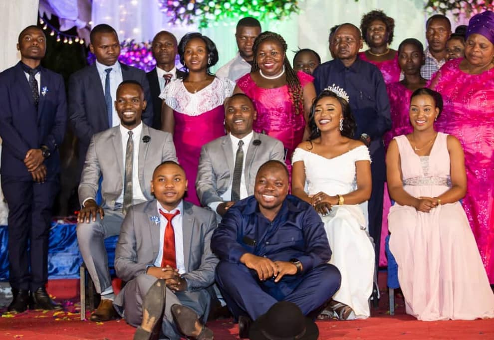 HAROUBTV3's tweet photo. Mkuu wa Mkoa wa Mbeya Albert Chalamila akiwa katika Picha ya pamoja na familia yake katika harusi ya Kaka yake Bwana Frank Chalamila ( Mkurugenzi Elimu TUCTA) Iliyofanyika Dar es salam. Furaha ni kipimo cha Utu na heshima.
@HAROUBTV3 https://t.co/dICqIXghTe