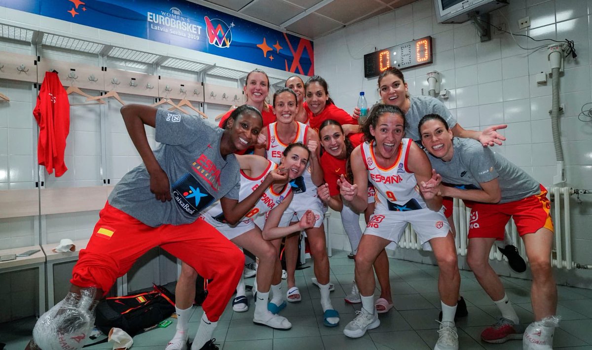 AdelaMCacha's tweet photo. La murciana más laureada, @Lau_gilcollado se ha vuelto a coronar con la #SelFEM de @BaloncestoESP en Europa con la medalla de oro en el #EuroBasketWoman de SerbIa. VICTORIA ante #Francia y título continental. Otro más. 💪🏻🏀 https://t.co/PUykWYLupJ