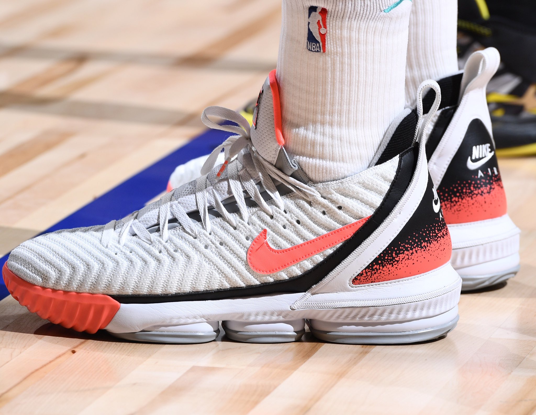 Tradicional Turbina lanzamiento 🏀 #NBAKicks 👟 on Twitter: "More than just ok, these 👟 are  🔥...@MilesBridges in the “Hot Lava” Nike LeBron 16 at @NBASummerLeague!  #NBAKicks #ATT #CourtsideKicks https://t.co/79pbAxjqvX" / Twitter