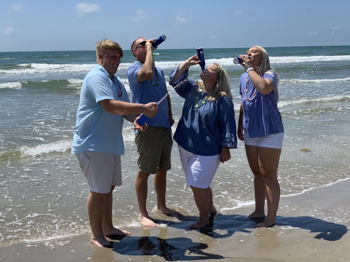 alli_chambers's tweet photo. Our family beach photos>>> yours https://t.co/fT81ATwV6P