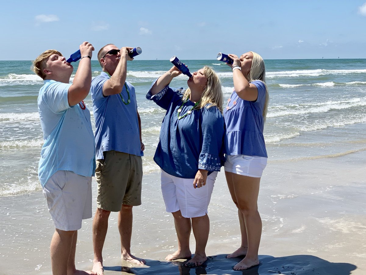 alli_chambers's tweet photo. Our family beach photos>>> yours https://t.co/fT81ATwV6P