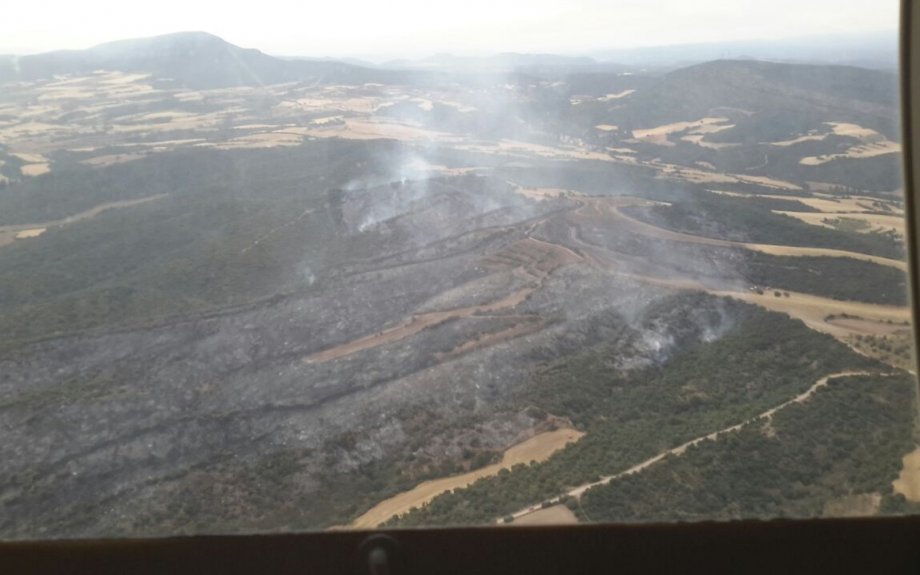 GobAragon's tweet photo. El #IncendioForestal de #Alcampell evoluciona favorablemente. Una vez se han retirado los medios aéreos permanecerán durante la noche cuatro cuadrillas terrestres y dos autobombas.
Más info: ➡https://t.co/Q8eHs2J5Px
#IFAlcampell @IIFFAragon https://t.co/LI8jL0YXyG