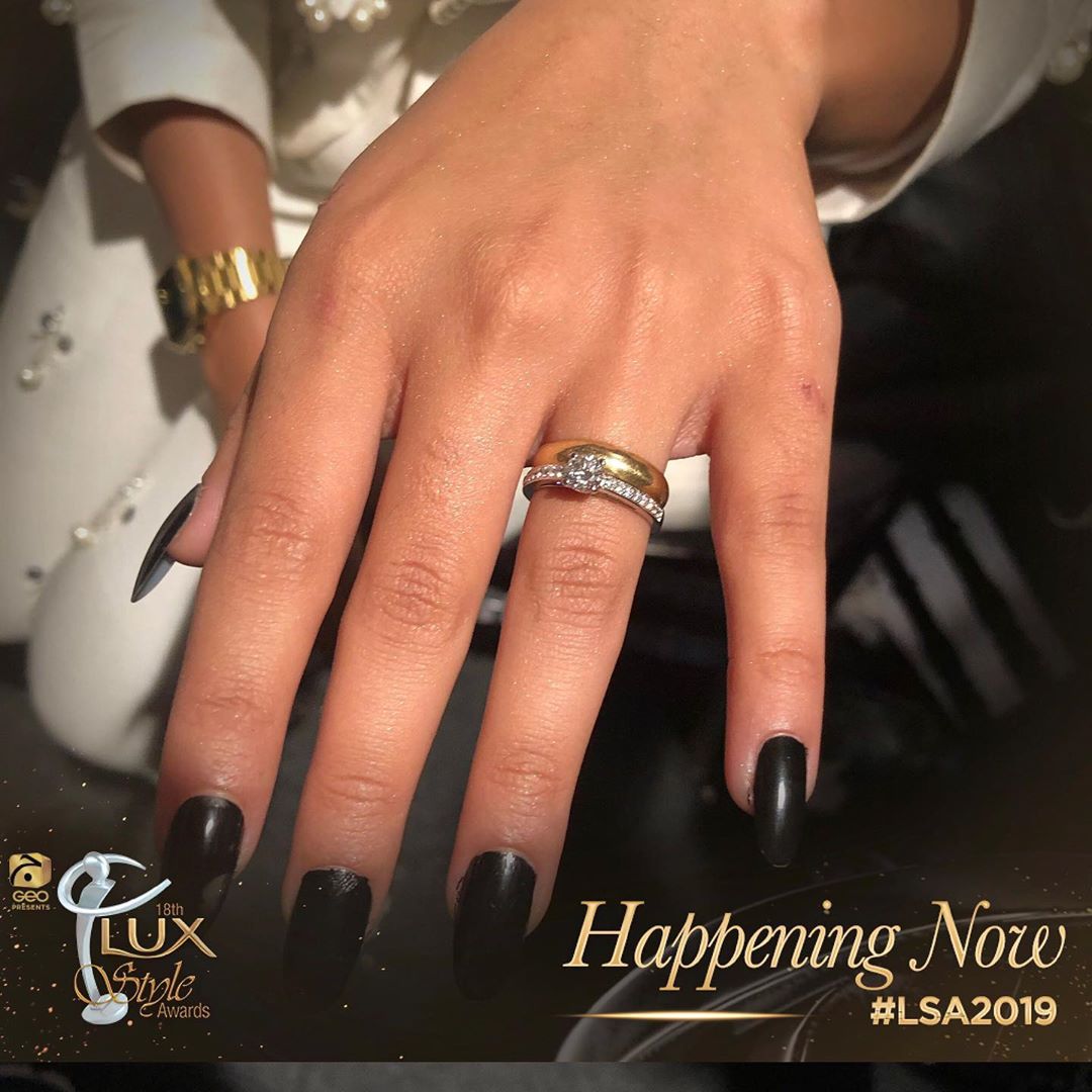 An exclusive close-up of the big moment at LSA 2019 as Yasir Hussain just proposed to Iqra Aziz! 💕📷♥️💫🔥 #LSA2019 #HappeningNow #LSAAwardNight2019 #LuxStyleAwards2019 #AwardNight #glamcam #yasirhussain @iqraazizz #YasirHussain #IqraAziz