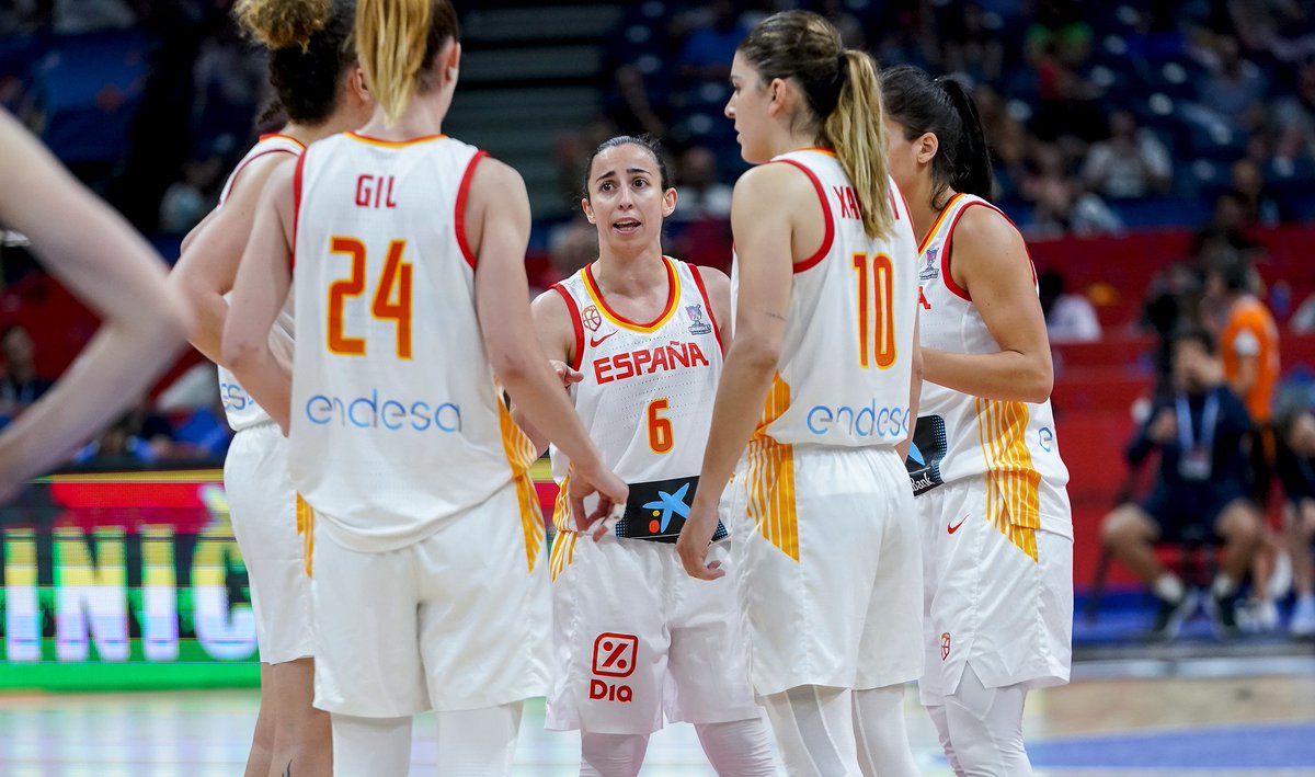 CarolinaMarin's tweet photo. Ellas haciendo historia 🏆🥇 Da igual cuándo leas esto 🤷‍♀️

@BaloncestoESP #SelFEM 🇪🇦 https://t.co/8gZOyfSvdL