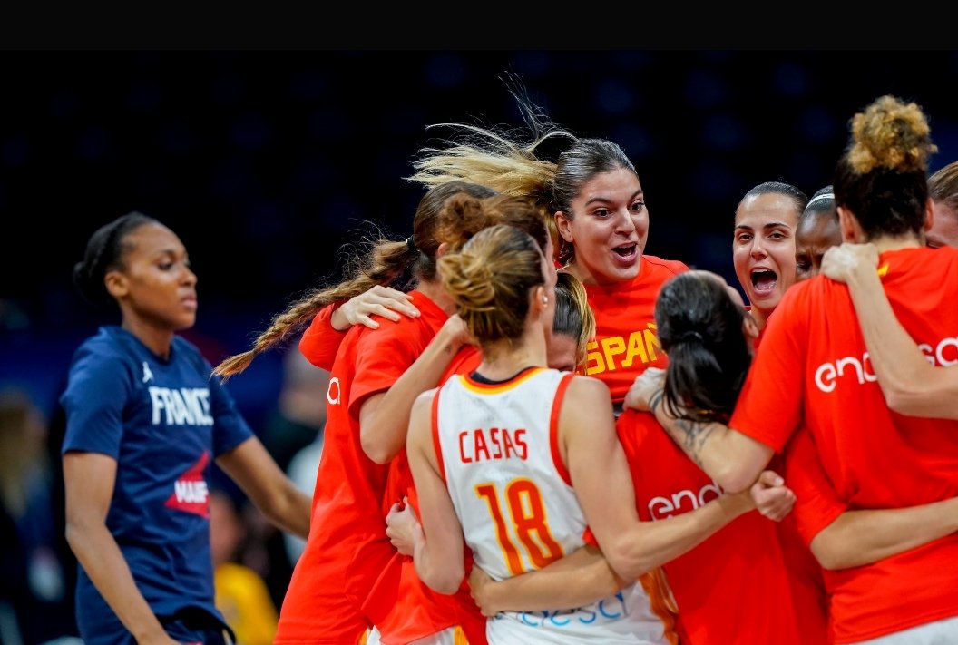 CarolinaMarin's tweet photo. Ellas haciendo historia 🏆🥇 Da igual cuándo leas esto 🤷‍♀️

@BaloncestoESP #SelFEM 🇪🇦 https://t.co/8gZOyfSvdL