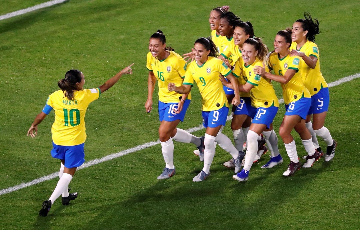 niallmond's tweet photo. Quem vai ser campeão hoje // Quem eu também queria que fosse campeão hoje #BRAxPER https://t.co/tJMJd2g0W1