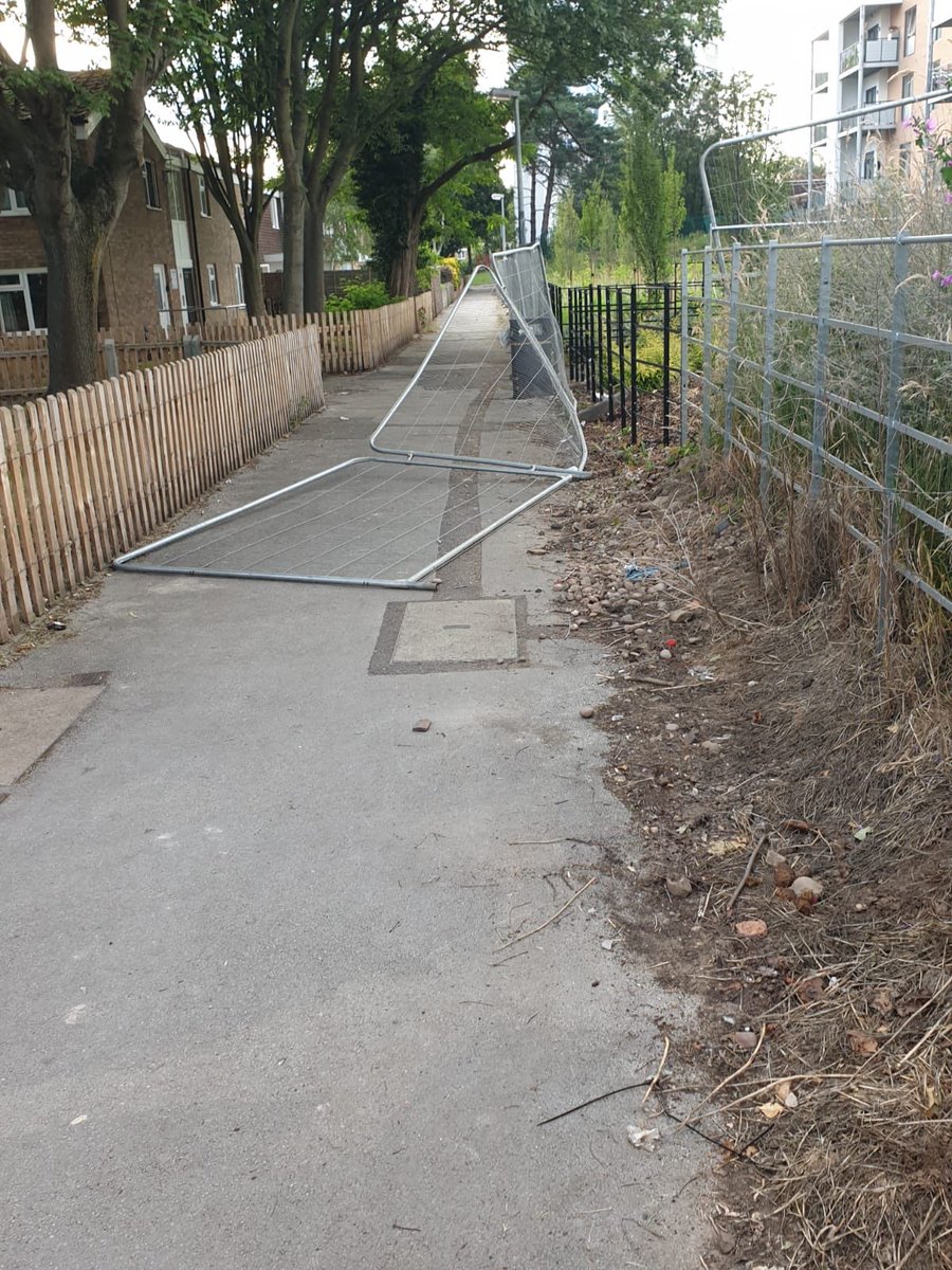 CStreetwatch1's tweet photo. Unopened new park on Marlene Croft making youngsters impatient so they were making their own way into the park which was causing fence damage and obstruction to pedestrians walk way on Piccadilly close. 
@ChelmsleyWMP 
@SolihullCouncil #Bellways https://t.co/imVV1hVSHC