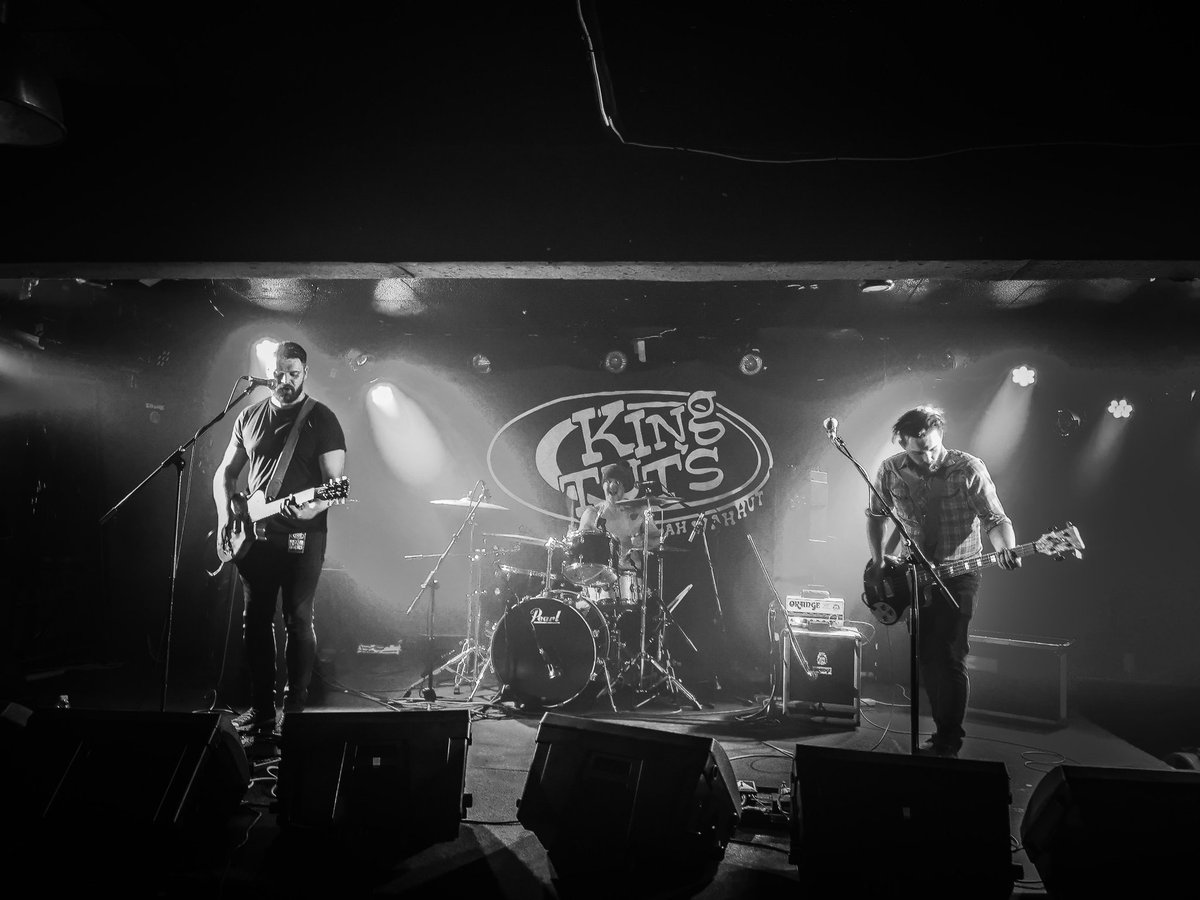 always a pleasure @kingtuts 🤟🏻 thanks to those who came out on short notice, we always appreciate the fans support 👌🏻 #TheSuperPumas #AmbientAnimal #NewAlbum #NewMusic #Gig #GigsinGlasgow #KingTuts