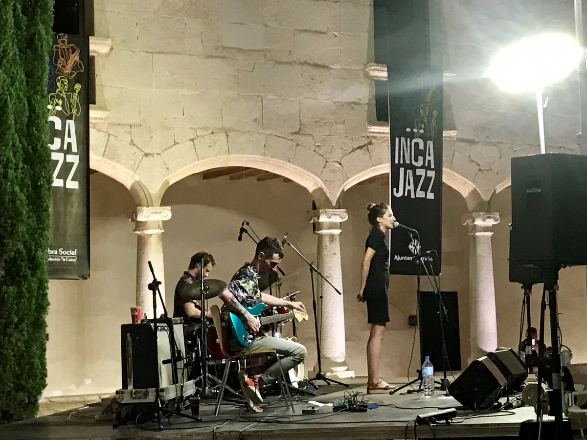 caproig65's tweet photo. Ni sa Lluna es vol perdre S’Incajazz !! Fantastic concert a un marc incomparable. #IncaSomTots #incajazz #Incacultura #nitsd’Estiu. @Virgilio_Moreno @andreucaballero. https://t.co/Vw6jhD35iU