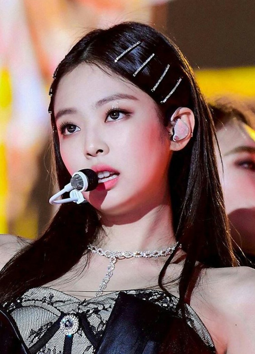 1. The Jennie Pins - starting with the pins that have been shaking the table since last November when Solo came out. The pins became a trend when Jennie wore them in various designs for her solo stages.
